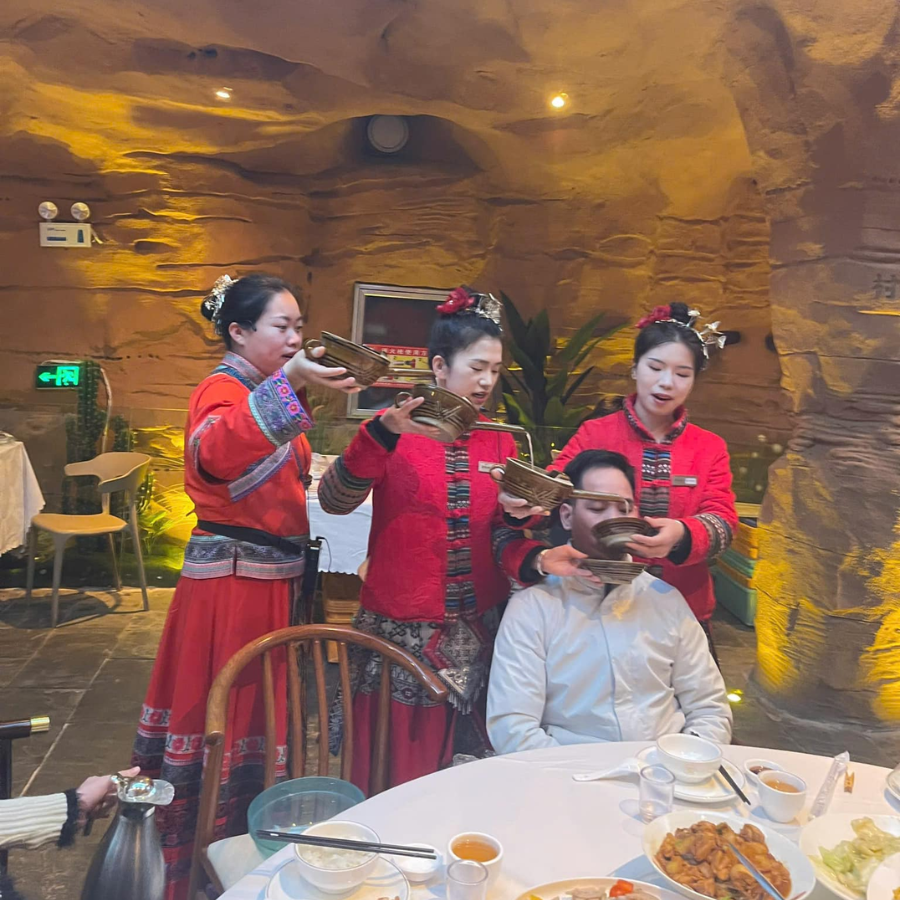 Rót Rượu Của Người Dân Tộc Choang